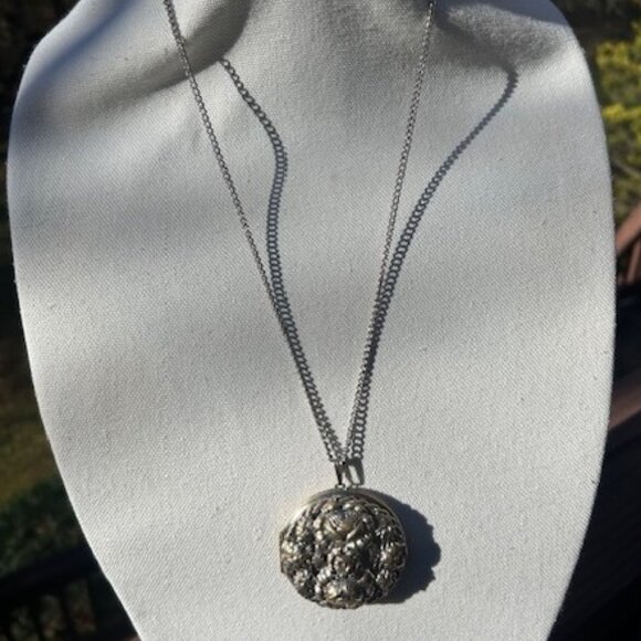 REPOUSSE Victorian Gold Tone Large Round Large Locket NECKLACE - Picture 8 of 10